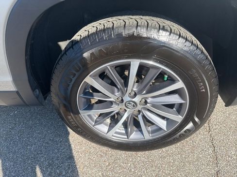 Used 2019 Toyota Highlander XLE image 12