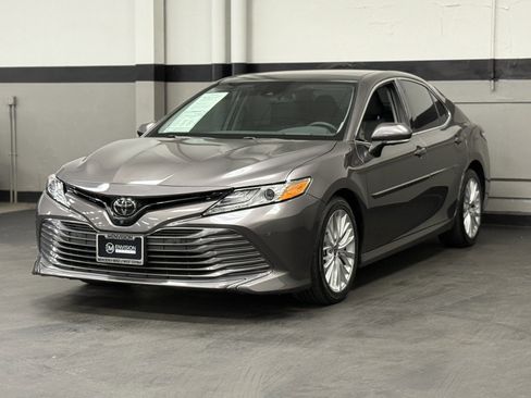 Used 2020 Toyota Camry XLE image 8