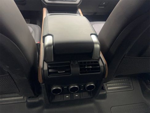 Used 2023 Land Rover Defender 130 X-Dynamic SE image 72