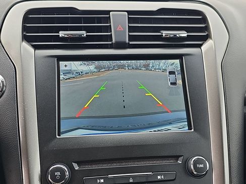 Used 2017 Ford Fusion SE w/ Fusion SE Technology Package image 27