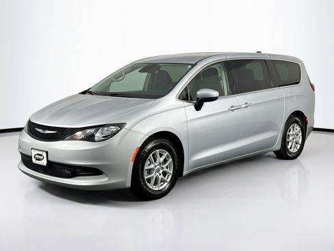 Used 2023 Chrysler Voyager LX image 6