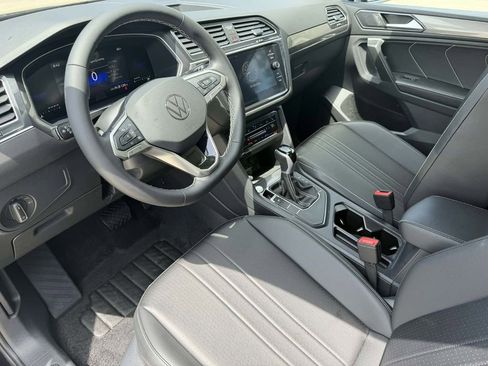 Used 2024 Volkswagen Tiguan SE FWD image 7
