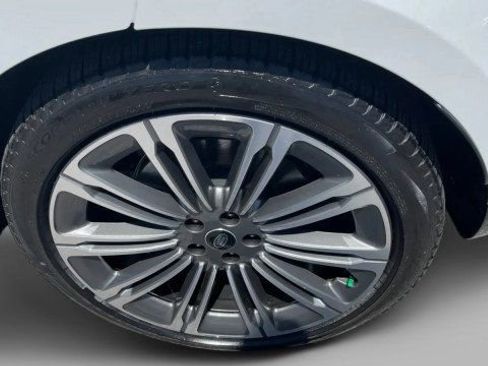 Used 2024 Land Rover Range Rover Long Wheelbase Autobiography image 23