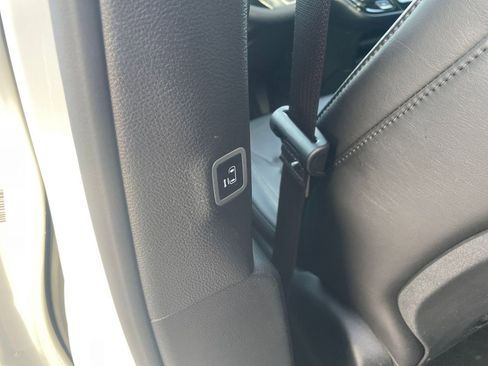 Used 2025 Chrysler Pacifica Select image 29