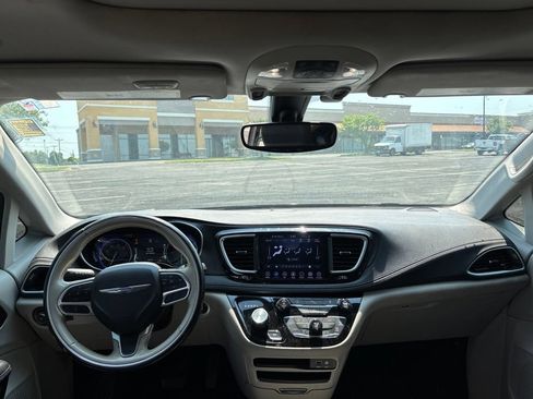 Used 2020 Chrysler Pacifica Limited FWD image 12