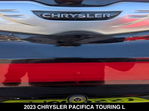 Used 2023 Chrysler Pacifica Touring-L FWD image 6