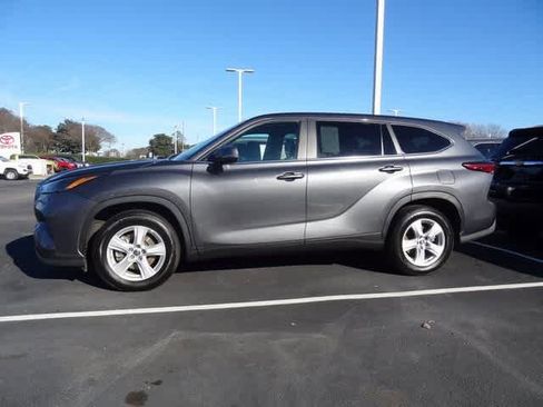 Used 2023 Toyota Highlander L image 4
