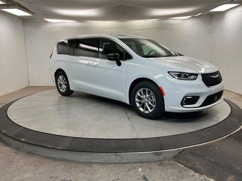 New 2026 Chrysler Pacifica Limited w/ Trailer Tow Group image 7