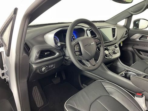 New 2026 Chrysler Pacifica Limited w/ S Appearance Package image 2