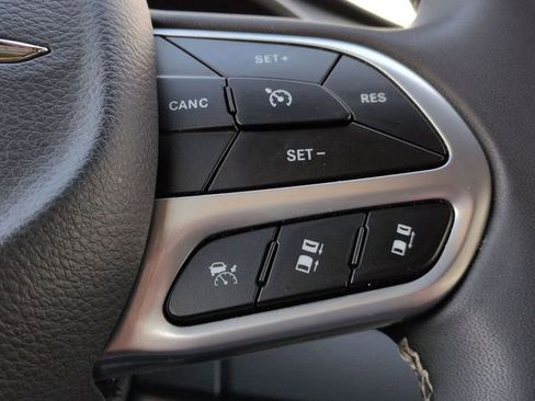 Used 2024 Chrysler Pacifica Touring-L FWD image 19