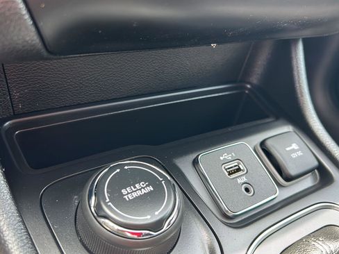 Used 2019 Jeep Cherokee Latitude Plus AWD/4WD image 14
