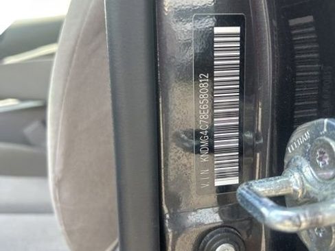 Used 2014 Kia Sedona LX FWD image 31