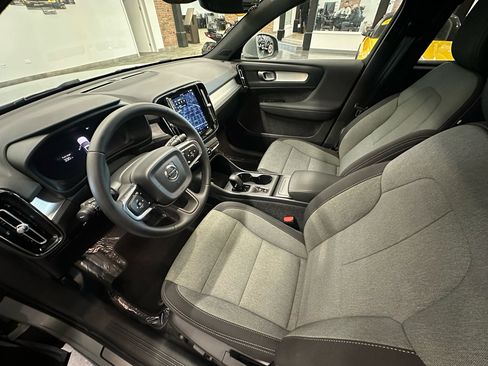 Used 2025 Volvo XC40 B5 Core image 18