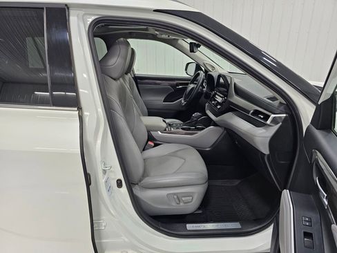 Used 2021 Toyota Highlander Limited image 12