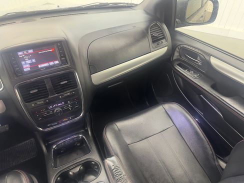 Used 2016 Dodge Grand Caravan R/T image 19