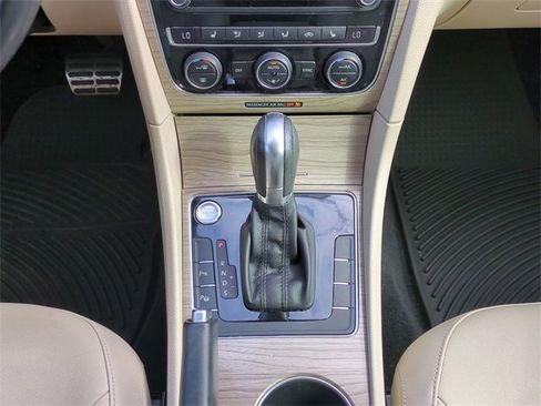 Used 2017 Volkswagen Passat 1.8T SEL Premium image 18