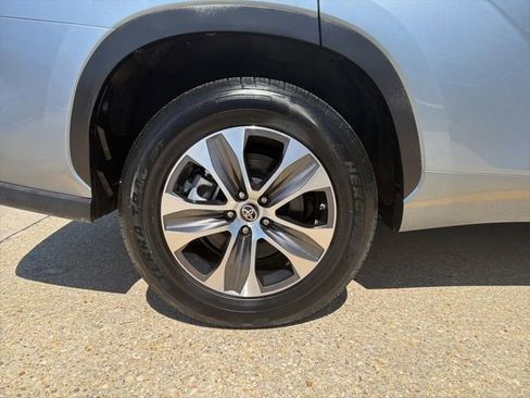 Used 2023 Toyota Highlander XLE image 35