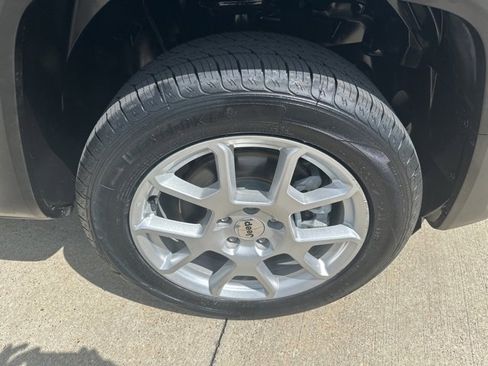 Used 2022 Jeep Renegade Latitude image 9