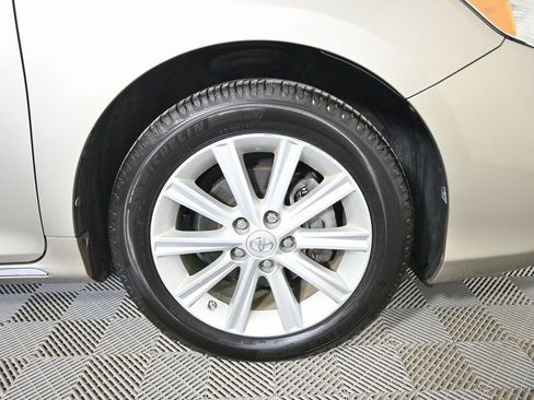 Used 2014 Toyota Camry LE image 11