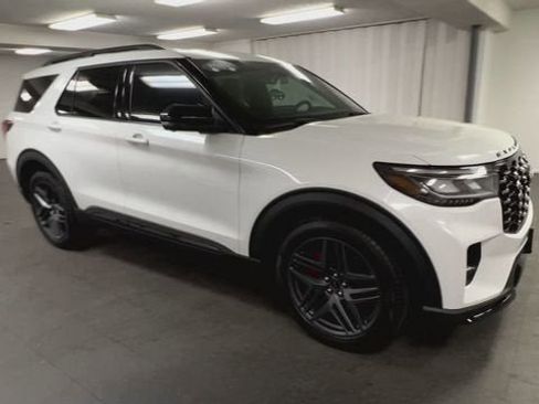 Used 2025 Ford Explorer ST AWD/4WD image 2