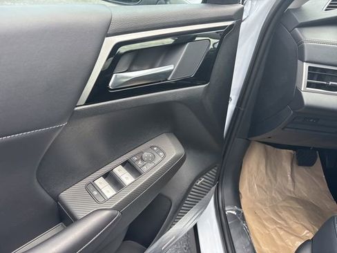 New 2025 Mitsubishi Outlander SE image 13