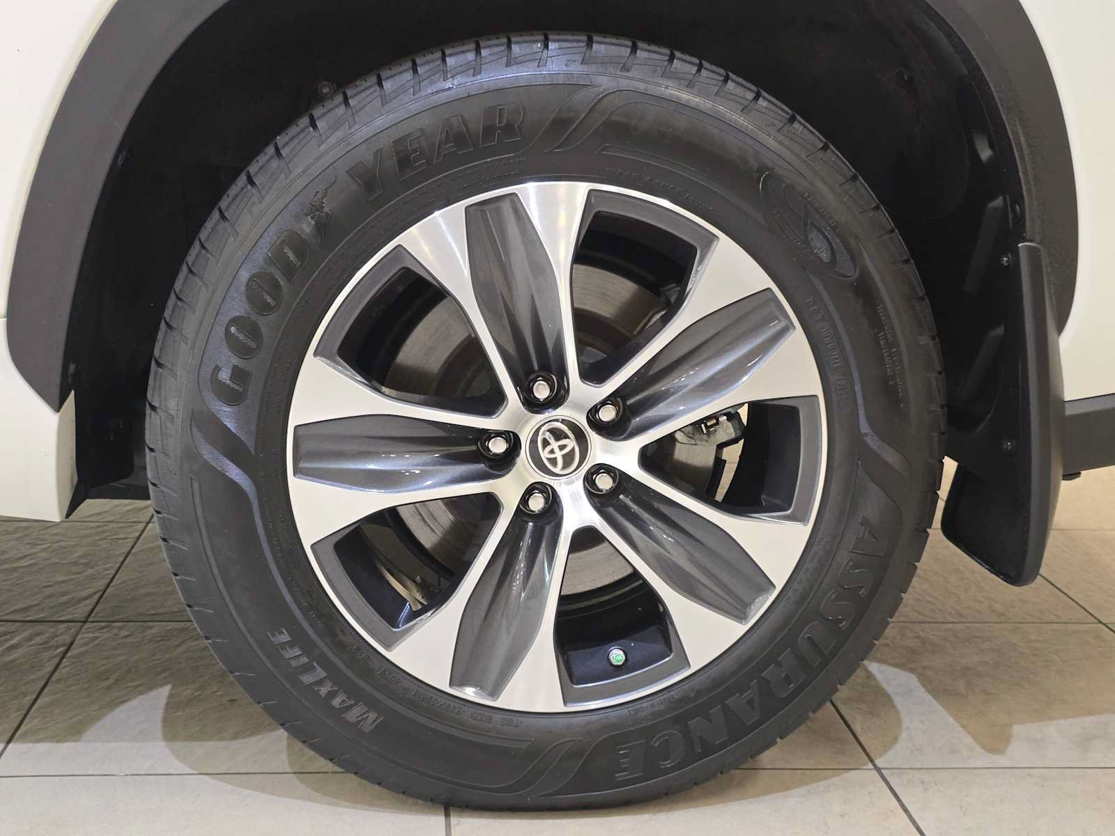 Used 2020 Toyota Highlander XLE AWD/4WD image 8