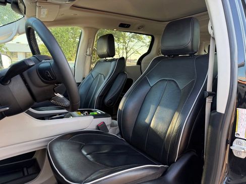 Used 2023 Chrysler Pacifica Limited FWD image 10