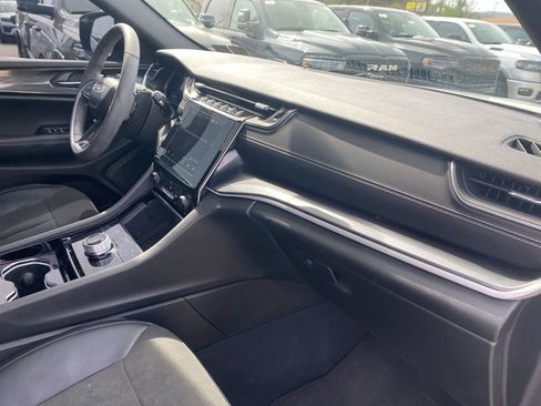 Used 2023 Jeep Grand Cherokee Altitude image 8