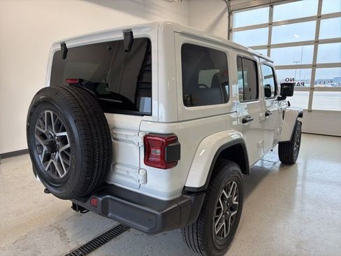 Used 2024 Jeep Wrangler Unlimited Sahara w/ Technology Group AWD/4WD image 8