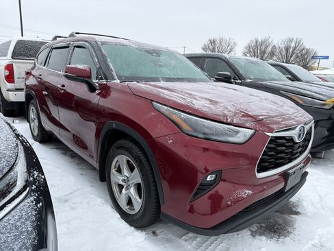 Used 2022 Toyota Highlander LE image 2