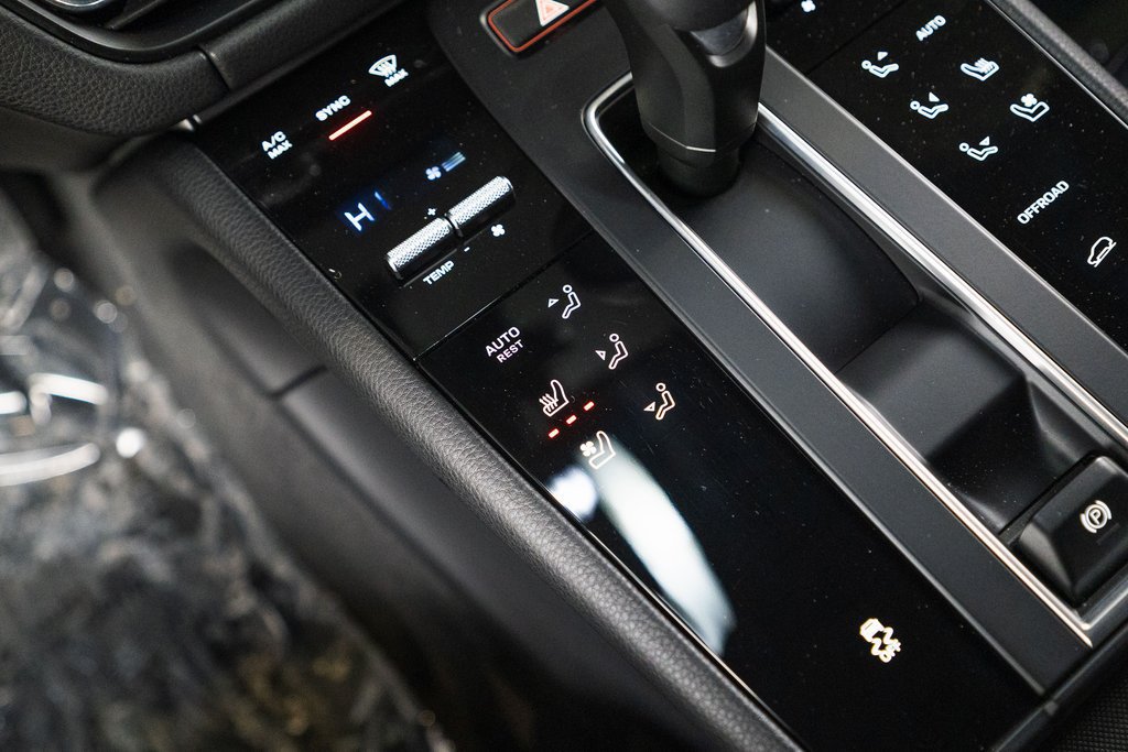 Certified 2025 Porsche Macan AWD/4WD image 25