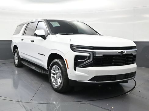 Used 2025 Chevrolet Suburban LS RWD image 7