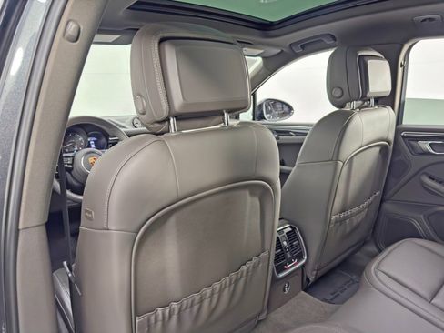 Used 2023 Porsche Macan image 35