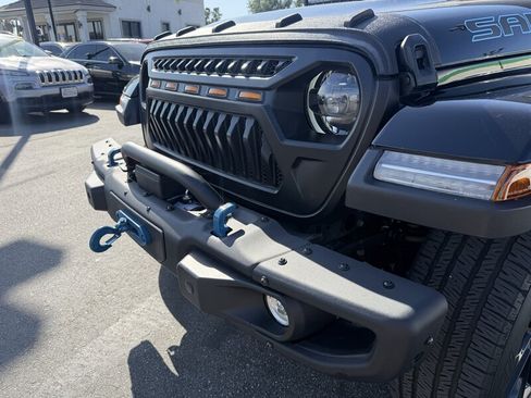 Used 2025 Jeep Wrangler Unlimited Sahara AWD/4WD image 5