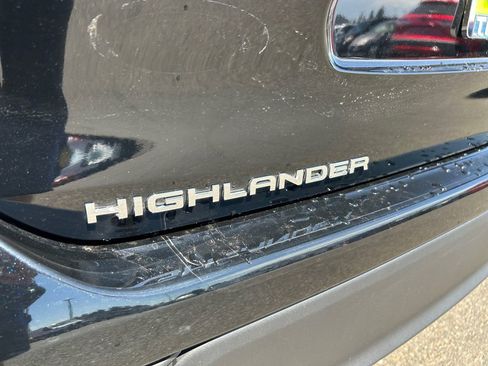 Used 2024 Toyota Highlander XLE image 32