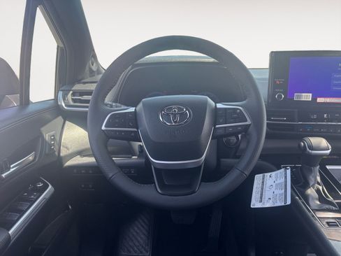 Used 2025 Toyota Sienna Limited FWD image 12