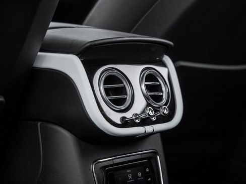 Used 2020 Bentley Bentayga V8 image 39