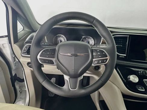 Used 2024 Chrysler Pacifica Limited FWD image 12
