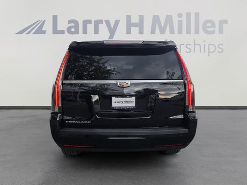 Used 2017 Cadillac Escalade Platinum AWD/4WD image 4