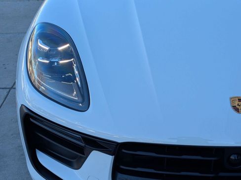 Certified 2025 Porsche Macan image 12