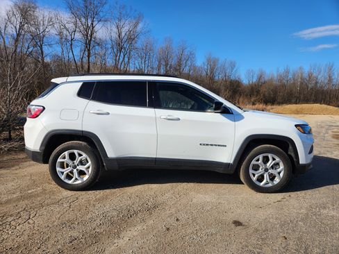 Used 2025 Jeep Compass Latitude image 16