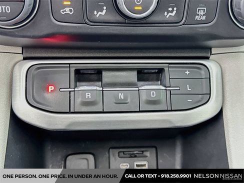 Used 2023 GMC Acadia SLT w/ Preferred Package FWD image 17