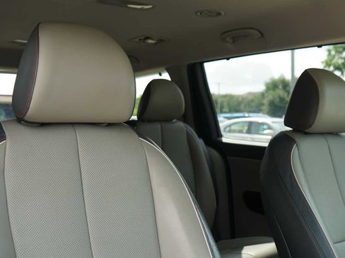 Used 2016 Kia Sedona EX FWD image 27
