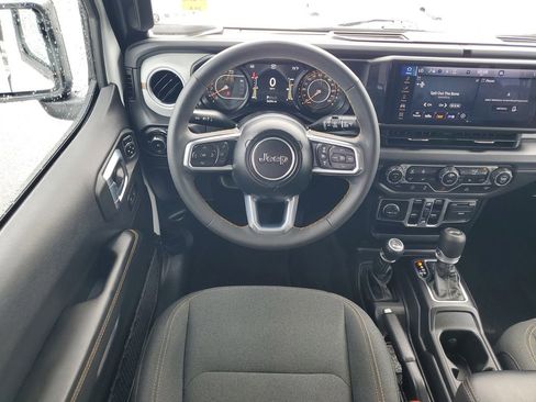 Used 2025 Jeep Wrangler Unlimited Sahara AWD/4WD image 27