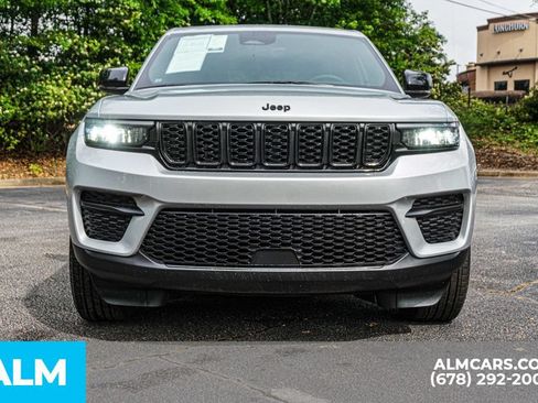 Used 2025 Jeep Grand Cherokee Altitude AWD/4WD image 9