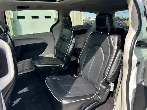 Certified 2023 Chrysler Pacifica Limited FWD image 27