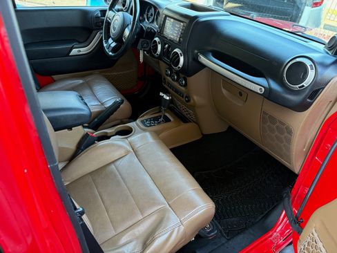Used 2012 Jeep Wrangler Unlimited Sahara w/ Connectivity Group AWD/4WD image 26