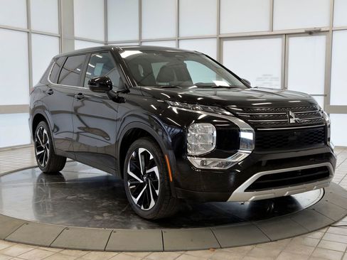 Used 2024 Mitsubishi Outlander SE image 2