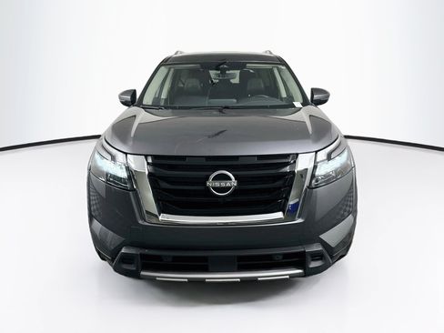 Used 2025 Nissan Pathfinder SL FWD image 2