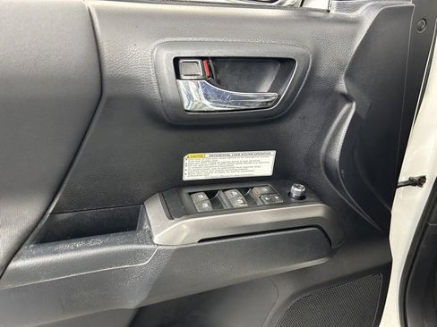 Used 2017 Toyota Tacoma TRD Off-Road w/ Tow Package (A/T) image 17